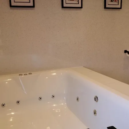 St Hildas Complex מלון